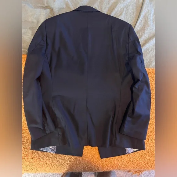 Navy Double-Breasted Men's suit 36S to 38S includes pocket square and shirt - Picture 4 of 16